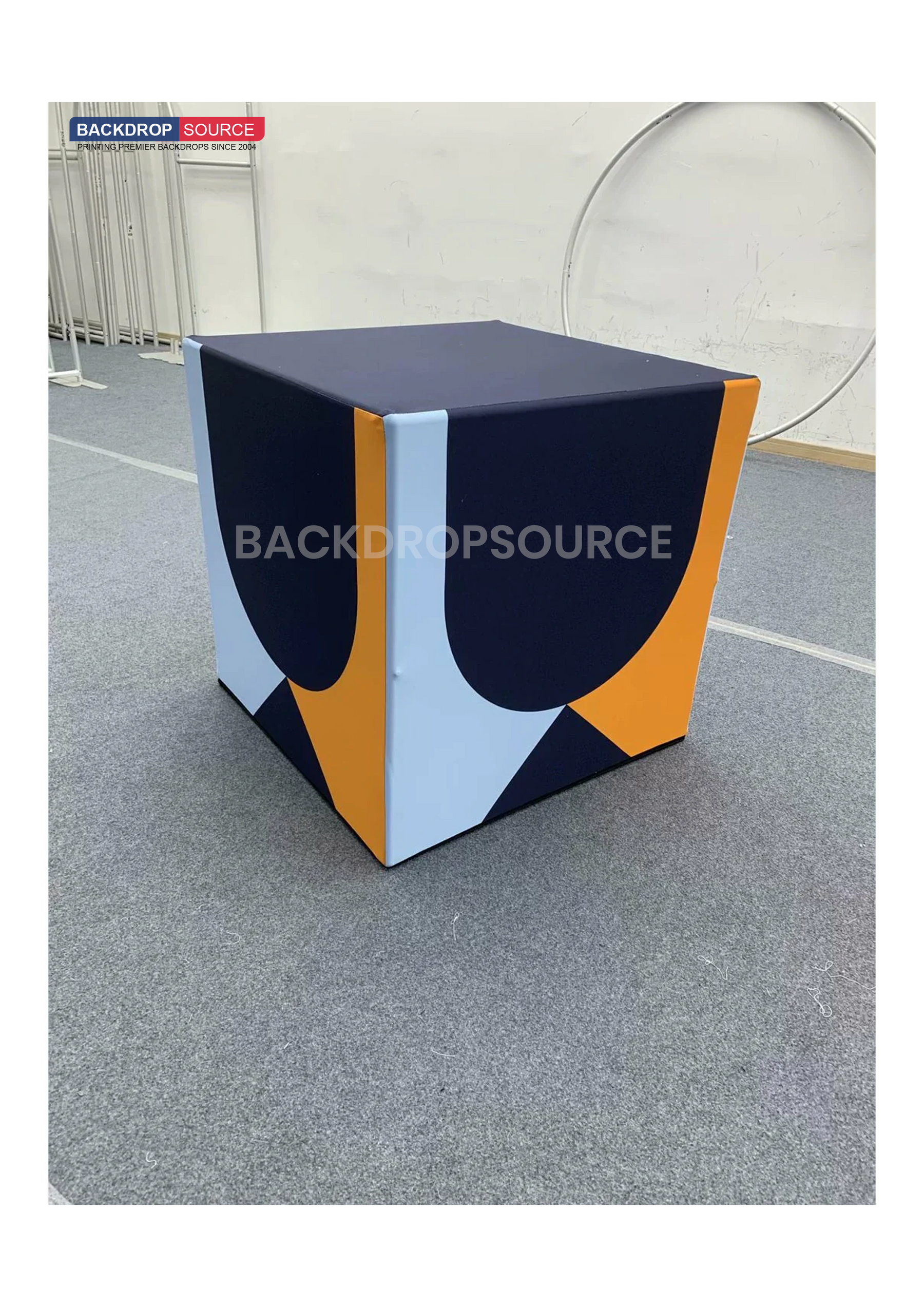 10 Sets aus Stretchstoff-Displays zur Produktpräsentation